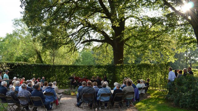 Efkes stille staon bie (vrijdag 21 juni 2019)